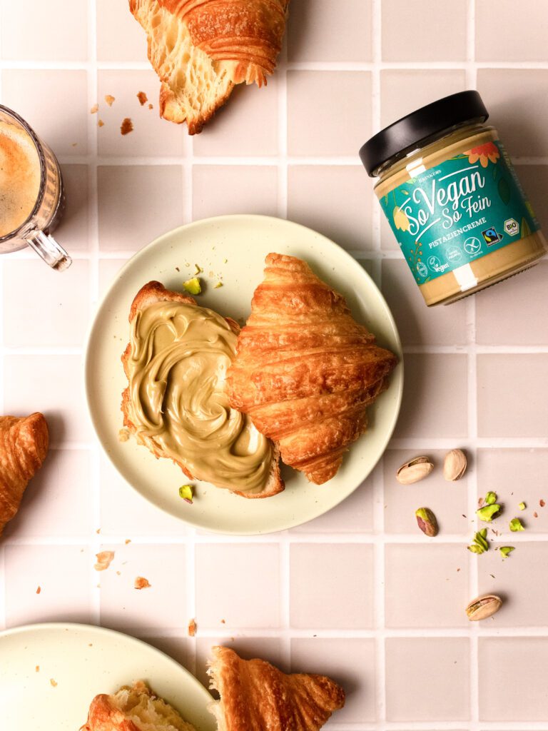 Vegane Pistaziencreme auf Croissant Capturing Plants by Lynn Glaesner
