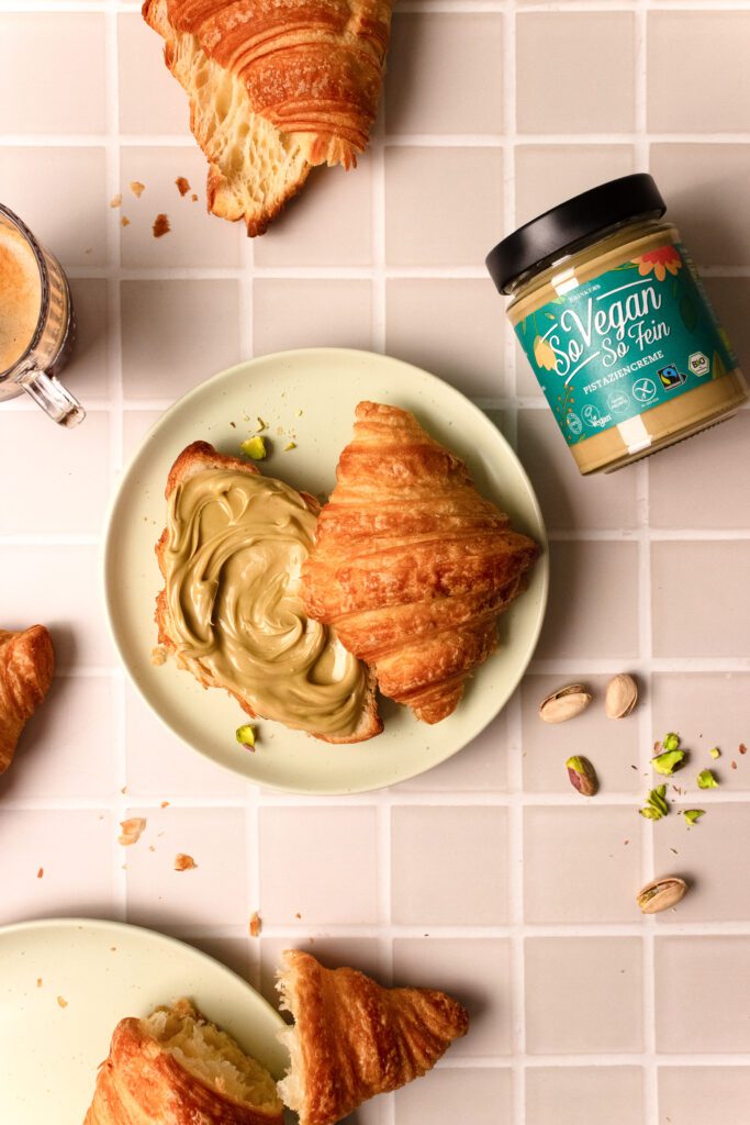 Vegane Pistaziencreme auf Croissant Capturing Plants by Lynn Glaesner